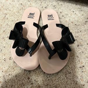 Mel - Dreamed by Melissa Girls Flip Flop with Bow a detail Size 1